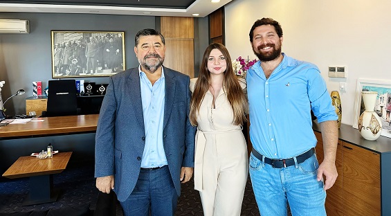 KÖYLÜ AİLESİNDEN TEBRİK ZİYARETİ