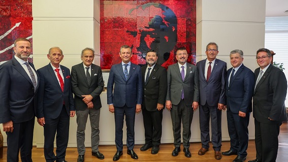 CHP GENEL BAŞKANINA DOSYA SUNDULAR