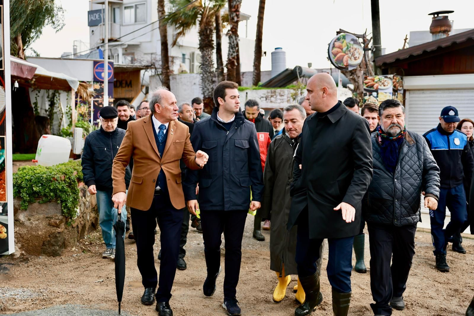 GÜMÜŞLÜK’TE FIRTINADAN ETKİLENEN İŞLETMELERE GEÇMİŞ OLSUN ZİYARETİ