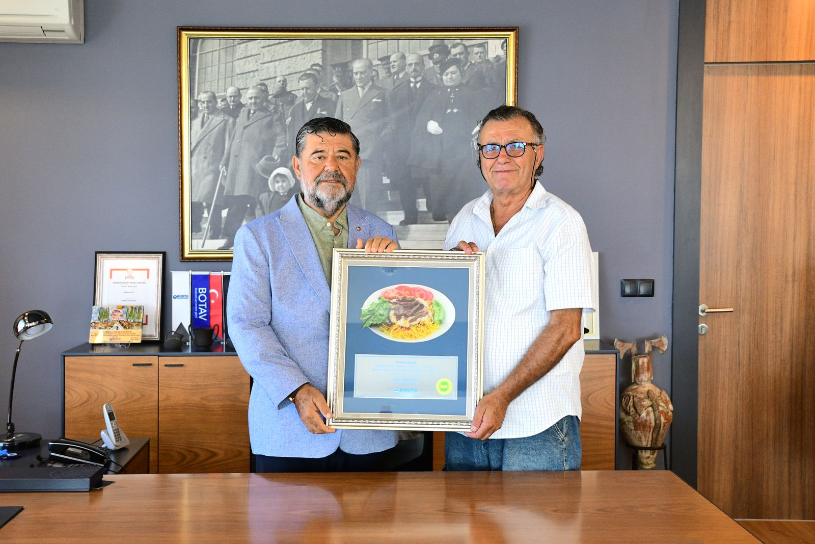 BODRUM ÇÖKERTME KEBABININ TESCİL SÜRECİNE KATKILARI İÇİN ALİ BÜLÜÇ’E TEŞEKKÜR PLAKETİ