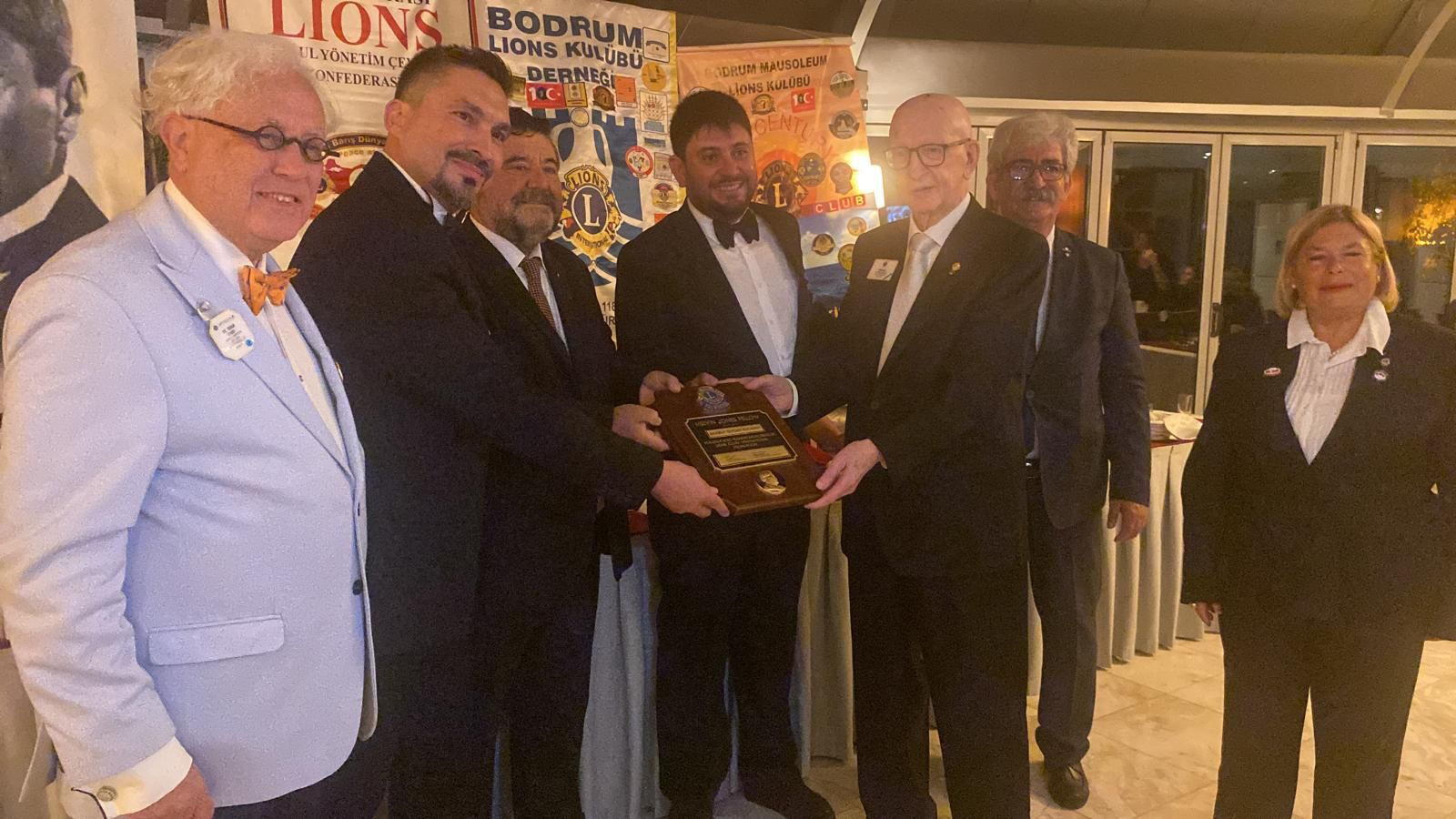 BODRUM LİONS VE MAUSOLEUM LİONS KULÜPLERİNDEN BAŞKAN KOCADON’A MELVIN JONES ÖDÜLÜ